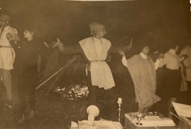 Boëge Danses autour d'un feu de camp